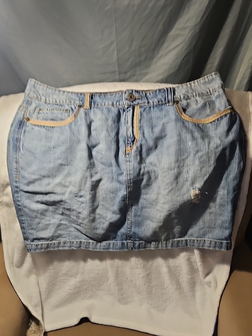 Old Navy Light Blue Denim Mini Skirt with Contrast Stitching - Picture 2 of 10